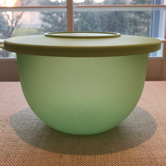 Tupperware Vintage Impressions Mixing Bowl Set in Sheer Yellow and Green - Picture 8 of 14